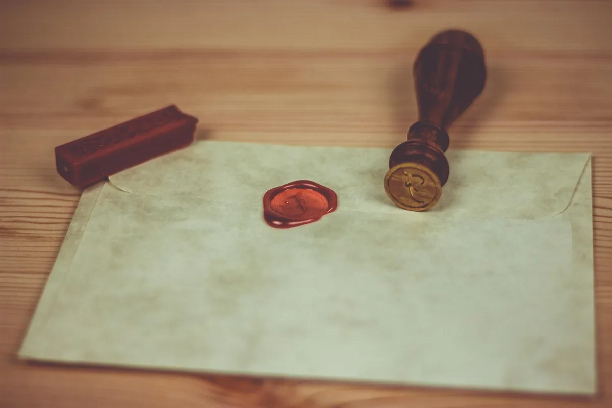 Lettre recommandée mise en demeure posée sur une table avec enveloppe