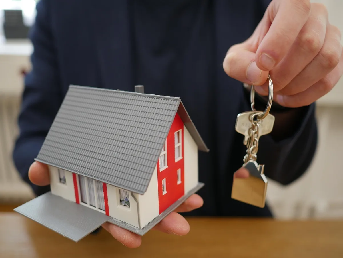Clé remise lors d'une transaction immobilière encadrée