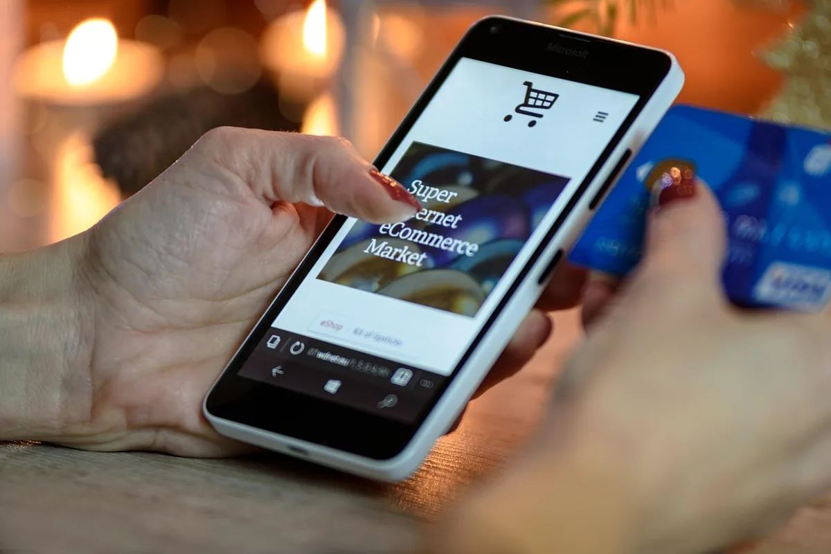 Main tenant utilisant une application de signalement sur smartphone