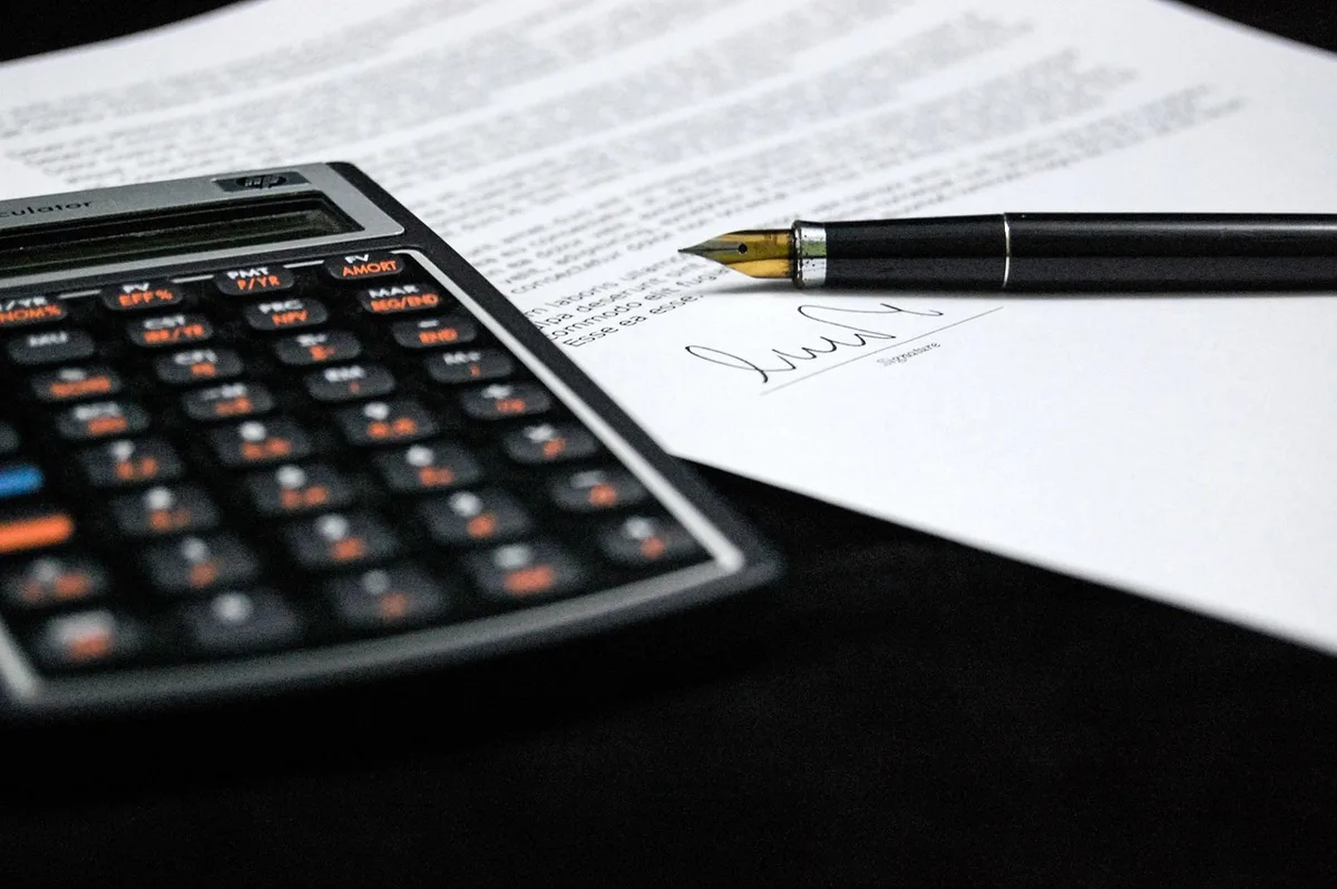 Carnet comptable, calculatrice et schéma d'amortissement sur une table