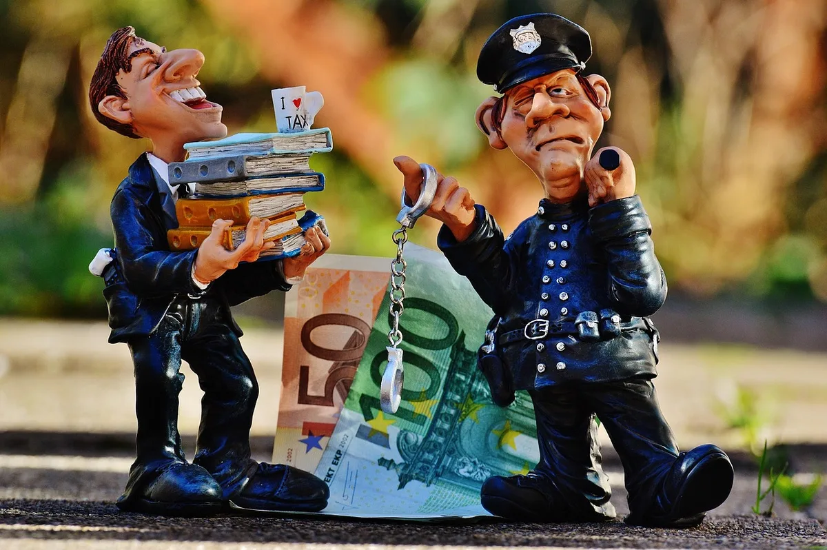 Dossiers fiscaux et contrats rassemblés sur un bureau