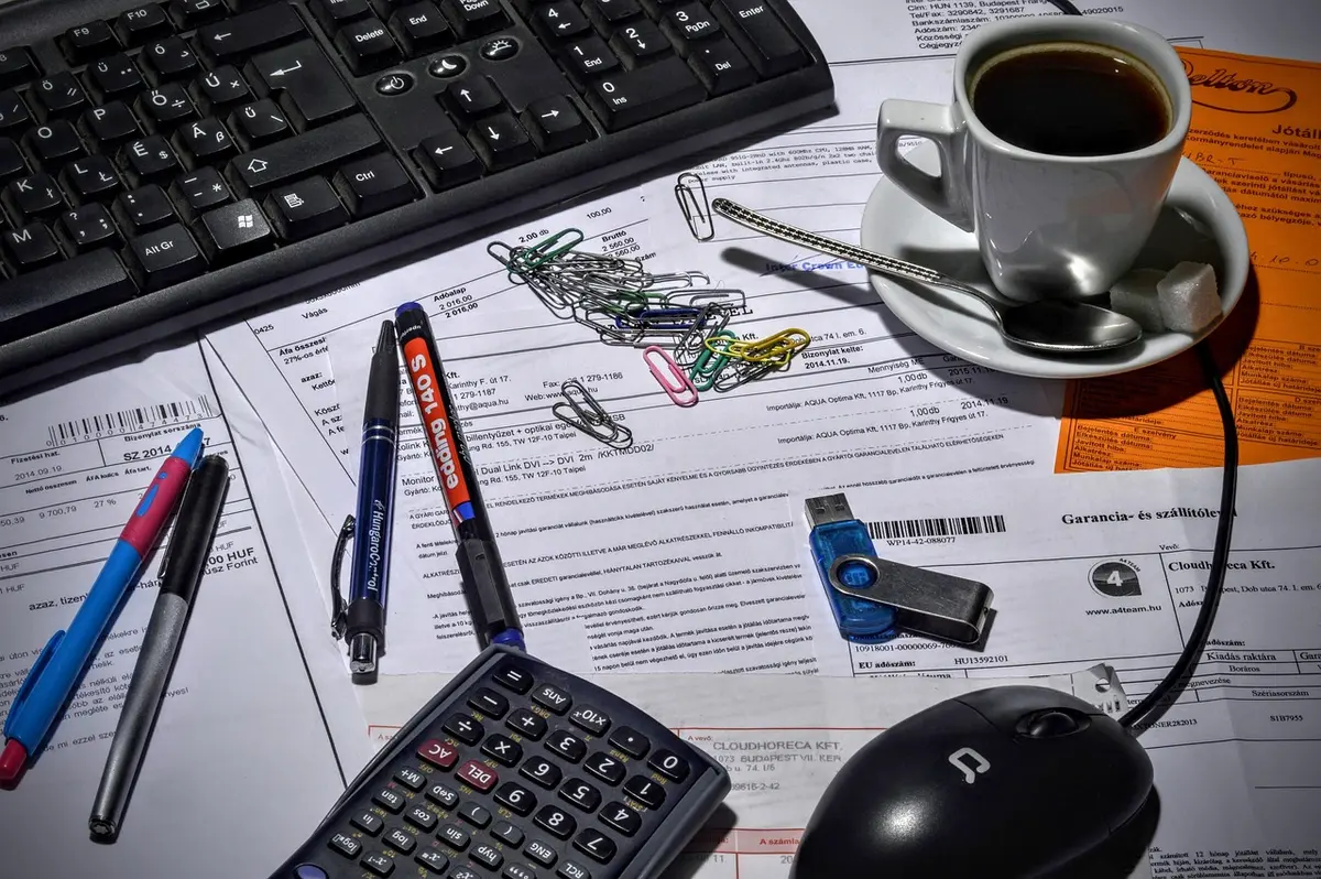Studio meublé vide avec dossiers comptables et calculatrice sur une table
