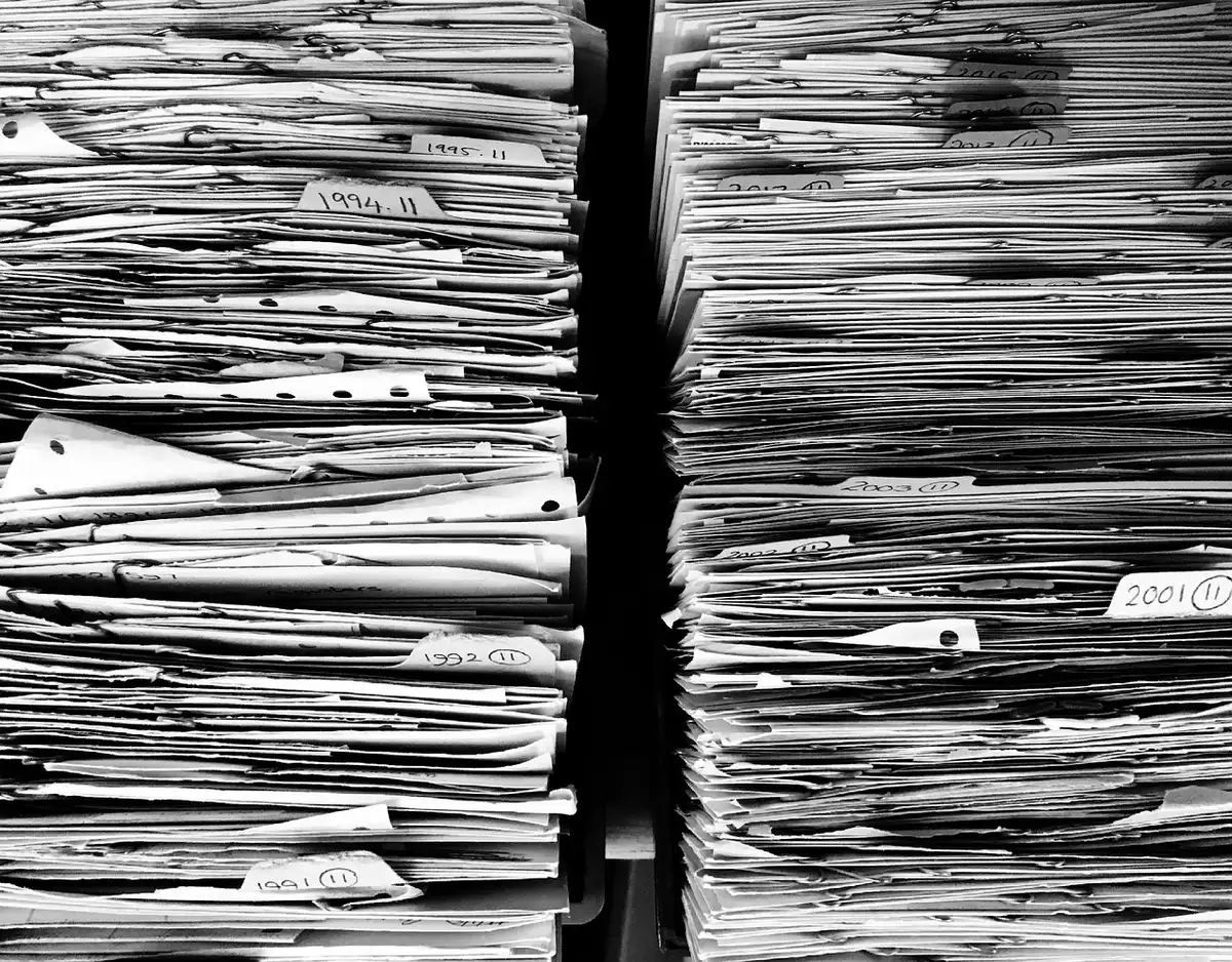 Dossier organisé avec checklist pour demande d'exonération
