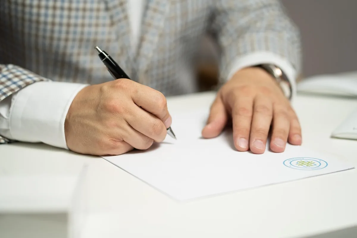 Salle d'audience avec documents juridiques illustrant la décision de la Cour de cassation